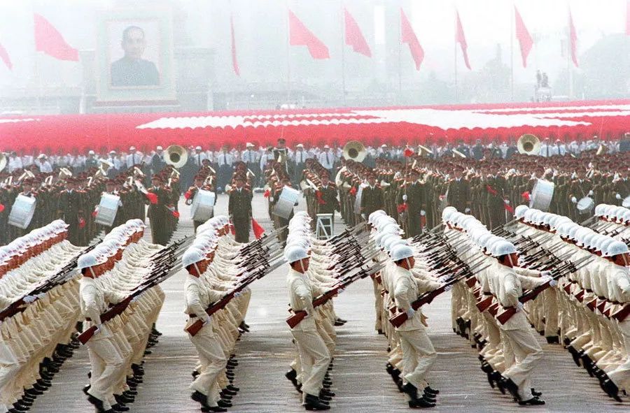 中國(guó)閱兵史上的霸氣瞬間，回顧1984年的閱兵盛況，中國(guó)閱兵史上的霸氣瞬間，回顧1984年閱兵盛況的震撼瞬間