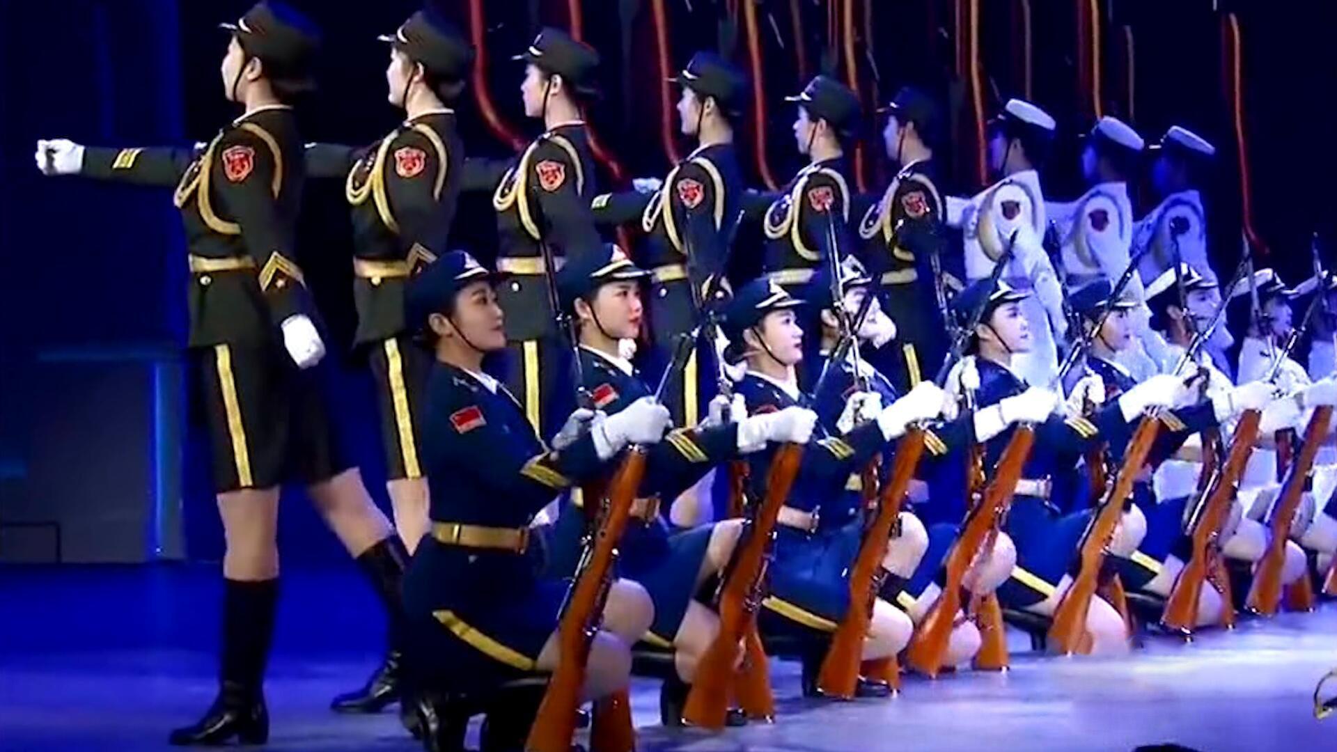 三軍女兵隊(duì)跳舞，展現(xiàn)力量與柔美的完美結(jié)合，三軍女兵隊(duì)舞蹈，力量與柔美的完美交融