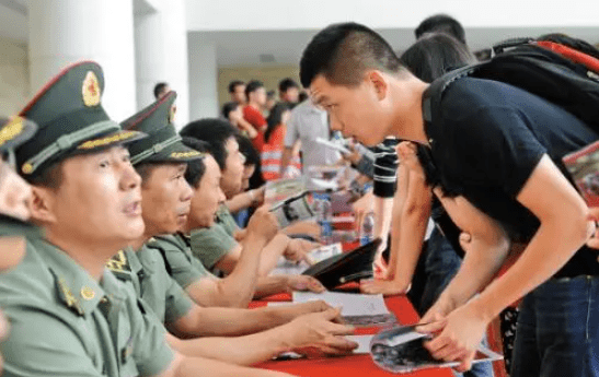 本科畢業(yè)大學(xué)生當(dāng)兵政策2021，機(jī)遇與挑戰(zhàn)并存，本科畢業(yè)大學(xué)生當(dāng)兵政策2021，機(jī)遇與挑戰(zhàn)并存解析