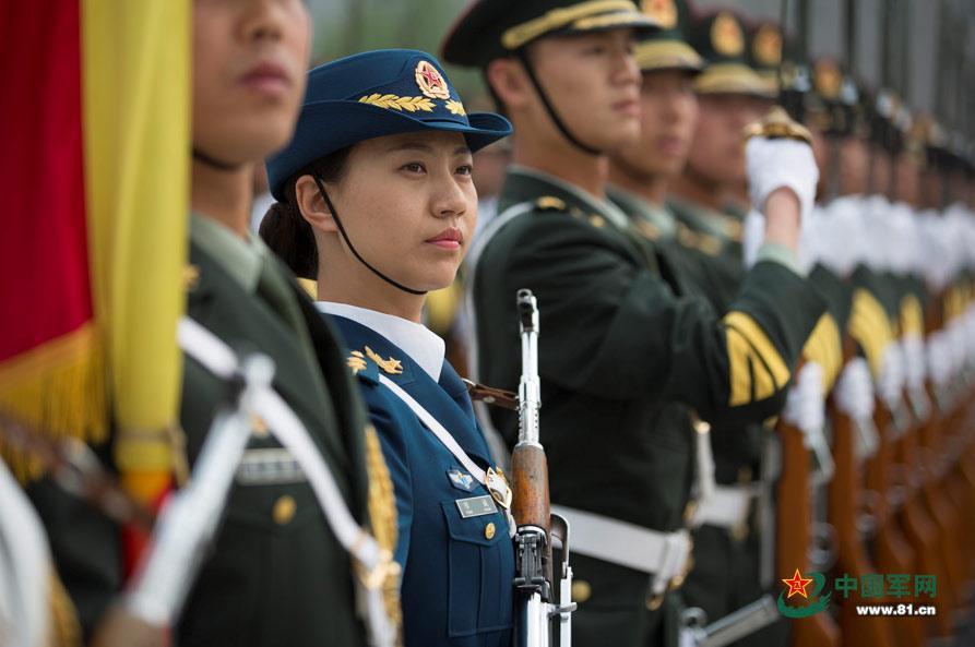 三軍儀仗隊女兵中隊，展現(xiàn)新時代巾幗英雄風采，三軍儀仗隊女兵中隊，新時代巾幗英雄的風采展現(xiàn)