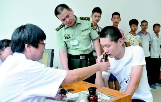 男兵體檢的尷尬圖，理解與尊重的重要性，男兵體檢中的尊重與理解的必要性，尷尬瞬間的思考