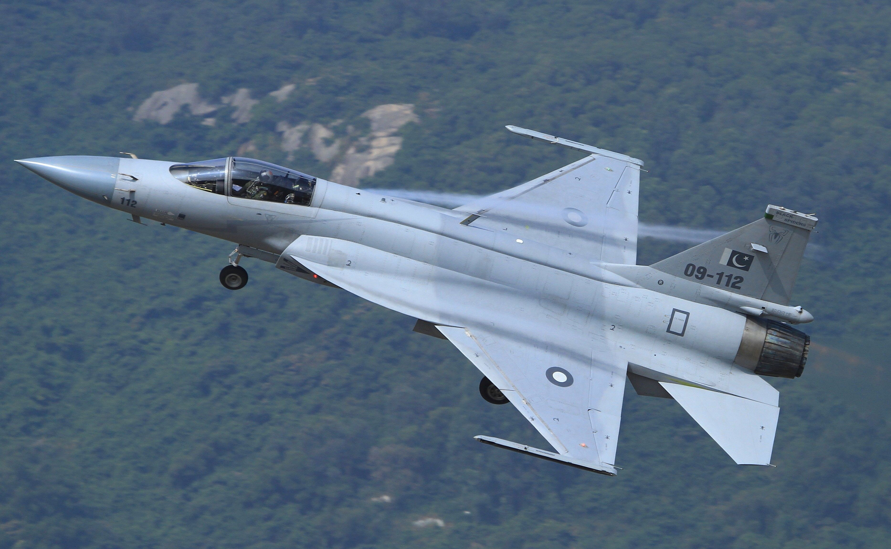 梟龍戰(zhàn)斗機圖片，展現(xiàn)中國空軍力量的驕傲，梟龍戰(zhàn)斗機風(fēng)采，中國空軍力量的驕傲圖片展示