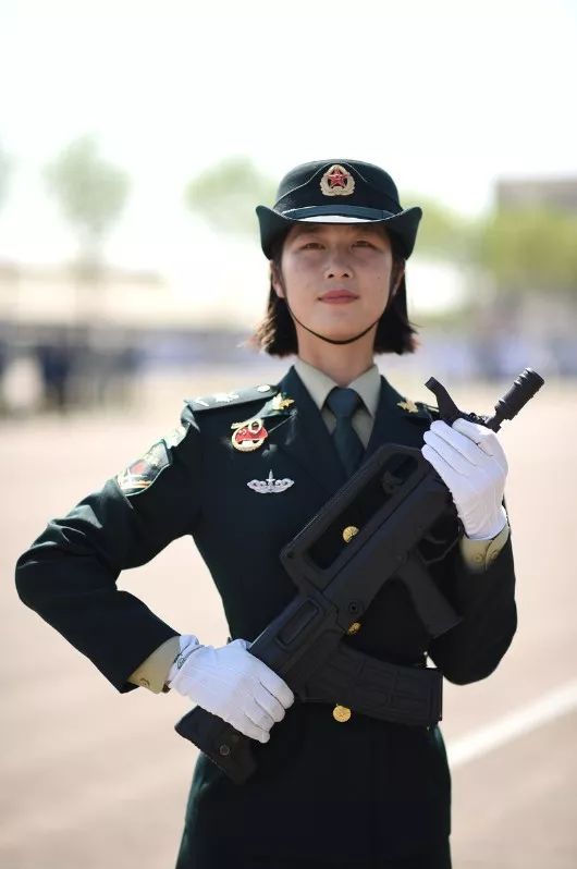 國慶閱兵最美女兵，榮光背后的堅韌與毅力