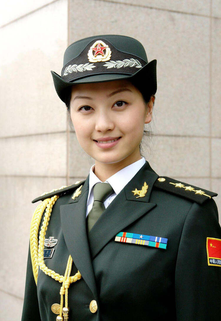 中國(guó)女兵最漂亮的照片，展現(xiàn)颯爽英姿與美麗并存的風(fēng)采，中國(guó)女兵風(fēng)采，颯爽英姿與美麗并存的照片展示
