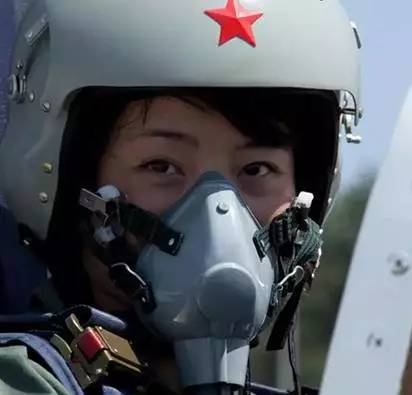 揭秘殲-10女飛行員犧牲真相，英雄背后的故事令人動(dòng)容，揭秘殲-10女飛行員犧牲真相，英雄背后的感人故事