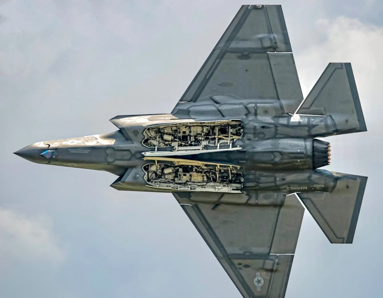 F-22與F-35，哪一款戰(zhàn)斗機更先進？，F(xiàn)-22與F-35戰(zhàn)斗機性能對比，哪款更先進？