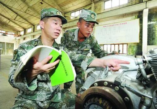 揭秘一級軍士長，榮譽與職責(zé)的象征，揭秘一級軍士長，榮譽與職責(zé)的象征之巔