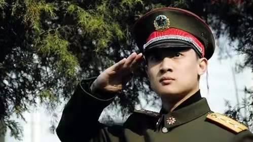 關(guān)于21式新軍裝的價(jià)格解析，一套究竟多少錢(qián)？，21式新軍裝價(jià)格深度解析，一套究竟價(jià)值多少？