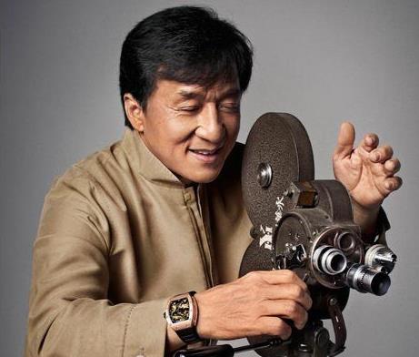 成龍個(gè)人詳細(xì)簡(jiǎn)歷，成龍個(gè)人生平簡(jiǎn)介