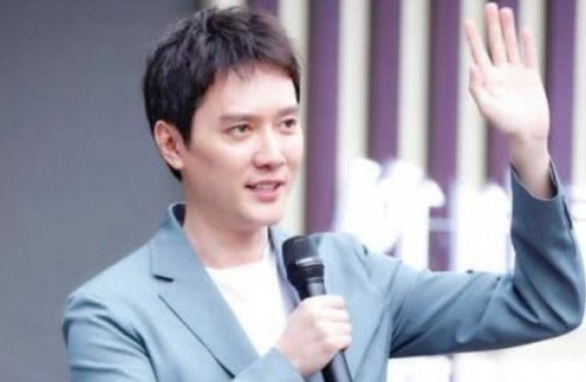 馮紹峰是哪里人？深度解析馮紹峰的背景與故事，馮紹峰背景揭秘，深度解析其籍貫與故事